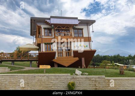 Avrig, Sibiu, România-08.05.2024: Parco avventura Brambura in Romania Foto Stock