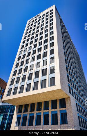 Colonia, Germania luglio 29 2024: Edificio assicurativo di zurigo a colonia deutz messe contro il cielo blu Foto Stock