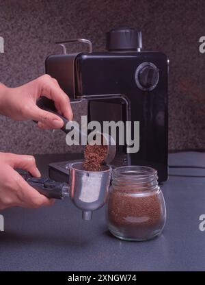 Woman Barista gestisce una macchina per preparare un caffè delizioso, primo piano di alcune mani per preparare un caffè espresso e versare il caffè per la preparazione Foto Stock