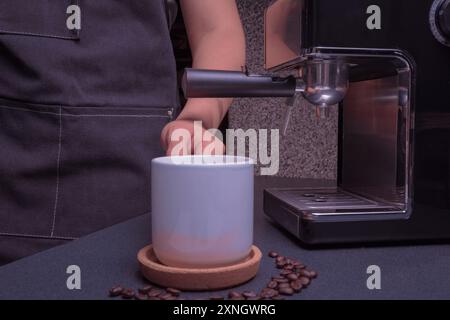 Woman Barista gestisce una macchina per preparare un caffè delizioso, primo piano di mani utilizzando la macchina per il caffè espresso. Foto Stock
