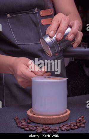 Woman Barista gestisce una macchina per preparare un caffè delizioso, primo piano di mani utilizzando la macchina per il caffè espresso. Foto Stock