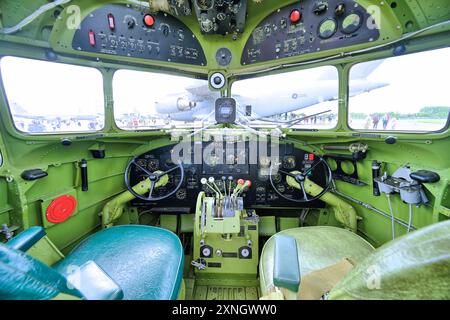 RIAT 2024 Fairford WWII Douglas DC-3 Dakota mock-up realistico della cabina di pilotaggio Foto Stock