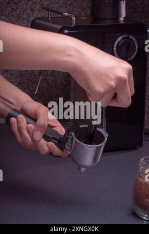 Woman Barista gestisce una macchina per preparare un caffè delizioso, primo piano di mani utilizzando la French press Foto Stock