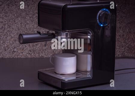 Woman Barista gestisce una macchina per preparare un caffè delizioso, primo piano di mani utilizzando la macchina per il caffè espresso. Foto Stock