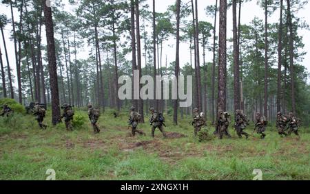 I soldati della Task Force Guardian assaltano un obiettivo durante la rotazione del 41st Infantry Brigade Combat Team, 24-09, presso il Joint Readiness Training Center (JRTC) Fort Johnson, Laos, 23 luglio 2024. Task Force Guardian è composto da personale del 2nd Battalion, 162nd Infantry, 1st Battalion, 186th Infantry e 141st Brigade Support Battalion. L'obiettivo di JRTC è creare ambienti realistici che aiutino a preparare le unità per operazioni complesse. (Foto della Guardia Nazionale dell'Oregon Army di Kayla Fleshman, 115th Mobile Public Affairs Detachment) Foto Stock