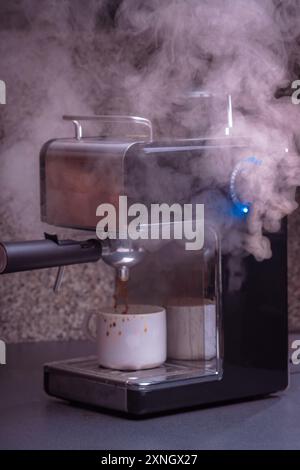 Woman Barista gestisce una macchina per preparare un caffè delizioso, primo piano di mani utilizzando la macchina per il caffè espresso. Foto Stock
