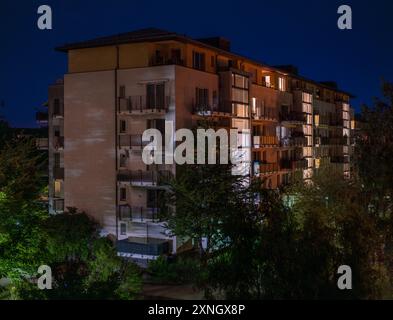 Mietshaus bei Nacht Offenbach am Main Hessen Deutschland *** tenuta notturna Offenbach am Main Hesse Germania Foto Stock