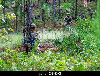 Christian Hare, un paracadutista assegnato al 2nd Battalion, 505th Parachute Infantry Regiment, 3rd Brigade Combat Team, 82nd Airborne Division, si prepara a lanciare un sistema di droni quadcopter da ricognizione a corto raggio RQ-28A per iniziare un'esercitazione di fuoco in diretta come parte di Panther Avalanche a Fort Liberty, 28 luglio 2024. Panther Avalanche è un esercizio volto a addestrare e valutare i paracadutisti della “Panther Brigade” mentre si preparano per una rotazione al Joint Readiness Training Center di Fort Johnson, Louisiana, a settembre e assumono il ruolo della forza di risposta immediata posta per combattere un Foto Stock