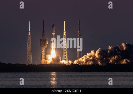 Un razzo Atlas V della United Launch Alliance che supporta l'USSF-51, una missione classificata di lancio nello spazio di sicurezza nazionale, viene lanciato dallo Space Launch Complex 41 alla Cape Canaveral Space Force Station, Florida, luglio. 30, 2024. Questo fu il 53° e ultimo lancio dell'Atlas V per la USSF. (Foto US Space Force di Joshua conti) Foto Stock