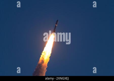 Un razzo Atlas V della United Launch Alliance che supporta l'USSF-51, una missione classificata di lancio nello spazio di sicurezza nazionale, viene lanciato dallo Space Launch Complex 41 alla Cape Canaveral Space Force Station, Florida, luglio. 30, 2024. Questo fu il 53° e ultimo lancio dell'Atlas V per la USSF. (Foto US Space Force di Joshua conti) Foto Stock