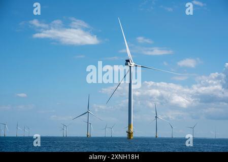 Whitstable, Regno Unito. 15 agosto 2023. Le turbine eoliche si trovano nelle acque poco profonde vicino alla costa del Kent. Il Kentish Flats Offshore Wind Farm è un parco eolico situato al largo della costa del Kent, in Inghilterra. Il parco eolico si trova sull'altopiano poco profondo e pianeggiante. Il parco eolico è composto da 30 turbine e ognuna di esse è alta 115 metri. (Immagine di credito: © Krisztian Elek/SOPA Images via ZUMA Press Wire) SOLO PER USO EDITORIALE! Non per USO commerciale! Foto Stock