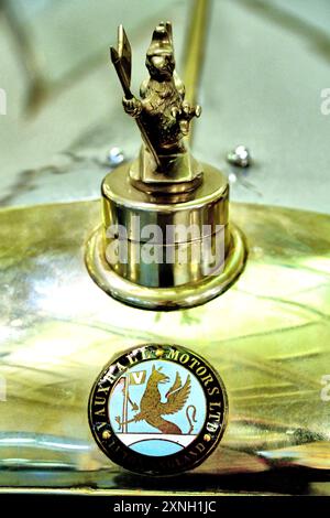 British Motor Museum, mascotte d'oro d'epoca di Gaydon e badge Vauxhall su un'auto d'epoca Foto Stock