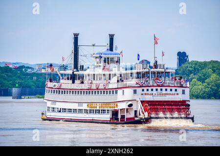 Il battello a pale Belle of Louisville è in viaggio sul fiume Ohio. Rinomato per le crociere con cena e la corsa annuale con Cincinnati Queen. Foto Stock