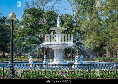 La Forsyth Fountain nel Forsyth Park a Savannah, Georgia, Stati Uniti. Eretto nel 1858, non è unico. Infatti, è stato ordinato da un catalogo. Lo stesso st Foto Stock