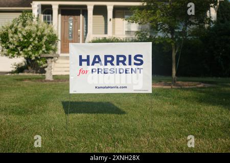 Harris, presidente, insegna di fronte a una casa di periferia a Grand Blanc, Michigan USA Foto Stock