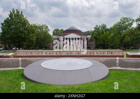 Grawemeyer Hall, l'ufficio del presidente dell'Università di Louisville visto dalla strada. Il logo dell'università è sull'objec rotondo Foto Stock