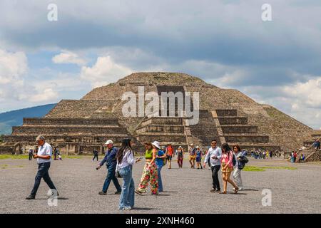 Piramide della Luna a San Martin de las Pirámides nella zona archeologica di Teotihuacán in Messico, la città con le piramidi più grandi della Mesoamerica nello stato del Messico. Intorno ad essa si trova la Piramide del Sole, il Serpente piumato o Quetzalcoatl e il Palazzo di Quetzalpapálotl. Base piramidale, archeologia, architettura. Edificio in pietra, villaggio ... (foto di Luis Gutierrez/ Norte Photo) Pirámide de la Luna en San Martín de las Pirámides en zona Arqueológica de Teotihuacán Mexico, la ciudad con las Pirámides más grandes de Mesoamérica en Estado de México. Alrededor se encuentra la Piram Foto Stock