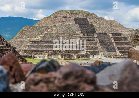 Piramide della Luna a San Martin de las Pirámides nella zona archeologica di Teotihuacán in Messico, la città con le piramidi più grandi della Mesoamerica nello stato del Messico. Intorno ad essa si trova la Piramide del Sole, il Serpente piumato o Quetzalcoatl e il Palazzo di Quetzalpapálotl. Base piramidale, archeologia, architettura. Edificio in pietra, villaggio ... (foto di Luis Gutierrez/ Norte Photo) Pirámide de la Luna en San Martín de las Pirámides en zona Arqueológica de Teotihuacán Mexico, la ciudad con las Pirámides más grandes de Mesoamérica en Estado de México. Alrededor se encuentra la Piram Foto Stock