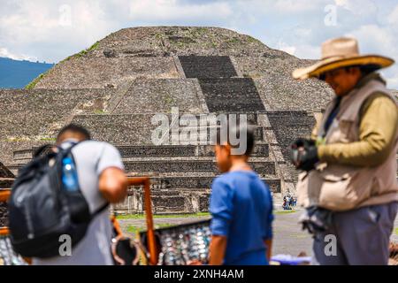 Piramide della Luna a San Martin de las Pirámides nella zona archeologica di Teotihuacán in Messico, la città con le piramidi più grandi della Mesoamerica nello stato del Messico. Intorno ad essa si trova la Piramide del Sole, il Serpente piumato o Quetzalcoatl e il Palazzo di Quetzalpapálotl. Base piramidale, archeologia, architettura. Edificio in pietra, villaggio ... (foto di Luis Gutierrez/ foto Norte) Pirámide de la Luna en San Martín de las Pirámides en zona Arqueológica de Teotihuacán Messico. Ronald Gutierrez e Ronald Guadalupe Gutierrez Diaz de Leon Foto Stock