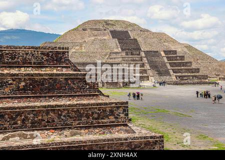 Piramide della Luna a San Martin de las Pirámides nella zona archeologica di Teotihuacán in Messico, la città con le piramidi più grandi della Mesoamerica nello stato del Messico. Intorno ad essa si trova la Piramide del Sole, il Serpente piumato o Quetzalcoatl e il Palazzo di Quetzalpapálotl. Base piramidale, archeologia, architettura. Edificio in pietra, villaggio ... (foto di Luis Gutierrez/ Norte Photo) Pirámide de la Luna en San Martín de las Pirámides en zona Arqueológica de Teotihuacán Mexico, la ciudad con las Pirámides más grandes de Mesoamérica en Estado de México. Alrededor se encuentra la Piram Foto Stock