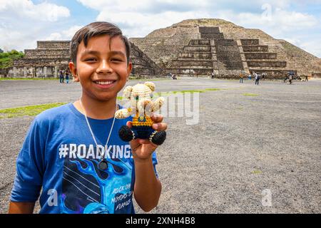 Piramide della Luna a San Martin de las Pirámides nella zona archeologica di Teotihuacán in Messico, la città con le piramidi più grandi della Mesoamerica nello stato del Messico. Intorno ad essa si trova la Piramide del Sole, il Serpente piumato o Quetzalcoatl e il Palazzo di Quetzalpapálotl. Base piramidale, archeologia, architettura. Edificio in pietra, villaggio ... (foto di Luis Gutierrez/ foto Norte) Ronald Gutierrez e Goyo mascotte di animali ripieni di UNAM pumas Goyo muñeco de peluche mascota de pumas de la UNAM Foto Stock