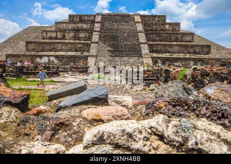 Piramide della Luna a San Martin de las Pirámides nella zona archeologica di Teotihuacán in Messico, la città con le piramidi più grandi della Mesoamerica nello stato del Messico. Intorno ad essa si trova la Piramide del Sole, il Serpente piumato o Quetzalcoatl e il Palazzo di Quetzalpapálotl. Base piramidale, archeologia, architettura. Edificio in pietra, villaggio ... (foto di Luis Gutierrez/ Norte Photo) Pirámide de la Luna en San Martín de las Pirámides en zona Arqueológica de Teotihuacán Mexico, la ciudad con las Pirámides más grandes de Mesoamérica en Estado de México. Alrededor se encuentra la Piram Foto Stock