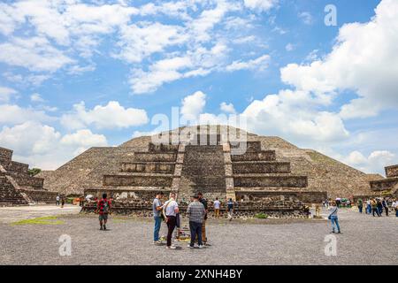 Piramide della Luna a San Martin de las Pirámides nella zona archeologica di Teotihuacán in Messico, la città con le piramidi più grandi della Mesoamerica nello stato del Messico. Intorno ad essa si trova la Piramide del Sole, il Serpente piumato o Quetzalcoatl e il Palazzo di Quetzalpapálotl. Base piramidale, archeologia, architettura. Edificio in pietra, villaggio ... (foto di Luis Gutierrez/ Norte Photo) Pirámide de la Luna en San Martín de las Pirámides en zona Arqueológica de Teotihuacán Mexico, la ciudad con las Pirámides más grandes de Mesoamérica en Estado de México. Alrededor se encuentra la Piram Foto Stock