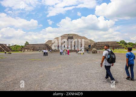 Piramide della Luna a San Martin de las Pirámides nella zona archeologica di Teotihuacán in Messico, la città con le piramidi più grandi della Mesoamerica nello stato del Messico. Intorno ad essa si trova la Piramide del Sole, il Serpente piumato o Quetzalcoatl e il Palazzo di Quetzalpapálotl. Base piramidale, archeologia, architettura. Edificio in pietra, villaggio ... (foto di Luis Gutierrez/ foto Norte) Pirámide de la Luna en San Martín de las Pirámides en zona Arqueológica de Teotihuacán Messico, Ronald Gutierrez Foto Stock