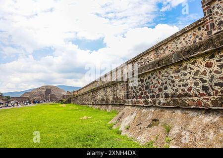 Piramide della Luna a San Martin de las Pirámides nella zona archeologica di Teotihuacán in Messico, la città con le piramidi più grandi della Mesoamerica nello stato del Messico. Intorno ad essa si trova la Piramide del Sole, il Serpente piumato o Quetzalcoatl e il Palazzo di Quetzalpapálotl. Base piramidale, archeologia, architettura. Edificio in pietra, villaggio ... (foto di Luis Gutierrez/ Norte Photo) Pirámide de la Luna en San Martín de las Pirámides en zona Arqueológica de Teotihuacán Mexico, la ciudad con las Pirámides más grandes de Mesoamérica en Estado de México. Alrededor se encuentra la Piram Foto Stock