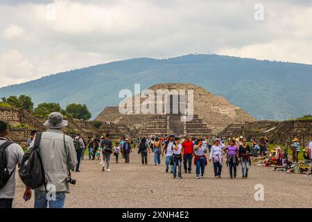 Piramide della Luna a San Martin de las Pirámides nella zona archeologica di Teotihuacán in Messico, la città con le piramidi più grandi della Mesoamerica nello stato del Messico. Intorno ad essa si trova la Piramide del Sole, il Serpente piumato o Quetzalcoatl e il Palazzo di Quetzalpapálotl. Base piramidale, archeologia, architettura. Edificio in pietra, villaggio ... (foto di Luis Gutierrez/ Norte Photo) RONALD GUTIERREZ Y FRANCISCO MORALES FOTOGRAFO Pirámide de la Luna en San Martín de las Pirámides en zona Arqueológica de Teotihuacán Messico, Foto Stock