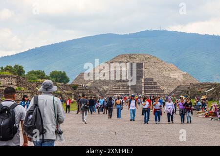 Piramide della Luna a San Martin de las Pirámides nella zona archeologica di Teotihuacán in Messico, la città con le piramidi più grandi della Mesoamerica nello stato del Messico. Intorno ad essa si trova la Piramide del Sole, il Serpente piumato o Quetzalcoatl e il Palazzo di Quetzalpapálotl. Base piramidale, archeologia, architettura. Edificio in pietra, villaggio ... (foto di Luis Gutierrez/ Norte Photo) RONALD GUTIERREZ Y FRANCISCO MORALES FOTOGRAFO Pirámide de la Luna en San Martín de las Pirámides en zona Arqueológica de Teotihuacán Messico, Foto Stock