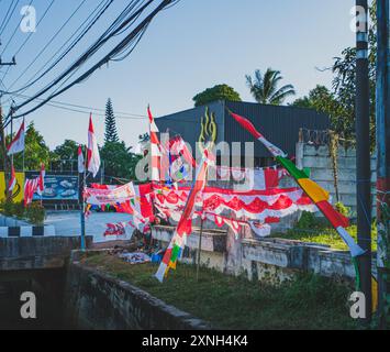 Balikpapan, Indonesia - 29 luglio 2024. Un venditore ambulante che mostra la colorata esposizione di bandiere e decorazioni indonesiane. Foto Stock