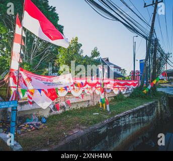 Balikpapan, Indonesia - 29 luglio 2024. una vetrina di varie bandiere indonesiane e striscioni provenienti dalla banchina della strada. Foto Stock