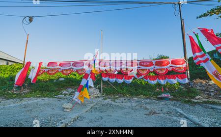 Balikpapan, Indonesia - 29 luglio 2024. Una vivace scena di strada in Indonesia, adornata da colorate bandiere indonesiane e accalzate in preparazione per un Foto Stock