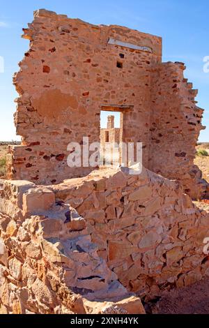 Le rovine dell'Exchange Hotel e del Granny Davies Cottage nella città fantasma di Farina Foto Stock