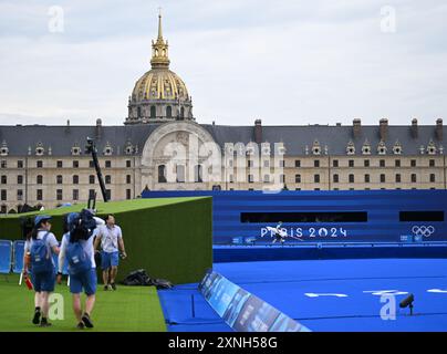 Parigi, Francia. 31 luglio 2024. I membri del personale di trasmissione sono visti nel luogo di tiro con l'arco dei Giochi Olimpici di Parigi 2024 agli Invalides di Parigi, Francia, 31 luglio 2024. Credito: He Canling/Xinhua/Alamy Live News Foto Stock