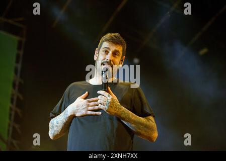 Sitges, Spagna. 31 luglio 2024. La cantante spagnola Ramón Melendi Espina, conosciuta come Melendi, si esibisce dal vivo al Jardins de Terramar Caixabank di Sitges, Barcellona. Melendi si esibisce al Jardins de Terramar Caixabank con il suo tour "20 anni senza notizie". Credito: SOPA Images Limited/Alamy Live News Foto Stock