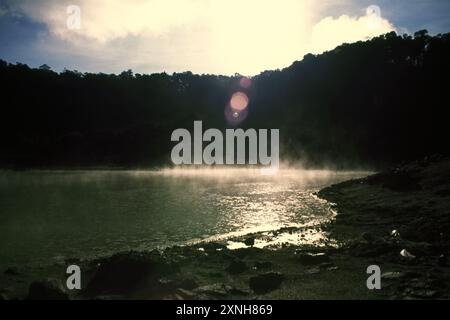 Il lago cratere del vulcano del Monte Patuha, che è popolarmente conosciuto come Kawah Putih (cratere bianco) in Ciwidey, Bandung, Giava Occidentale, Indonesia. Foto Stock