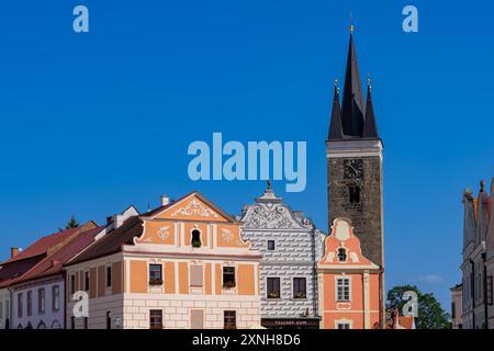 Telc, Repubblica Ceca. 25 giugno 2024. Vecchie case e Torre dello Spirito Santo Foto Stock