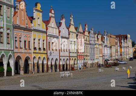 Telc, Repubblica Ceca. 25 giugno 2024. Piazza principale di Telc e edifici colorati Foto Stock