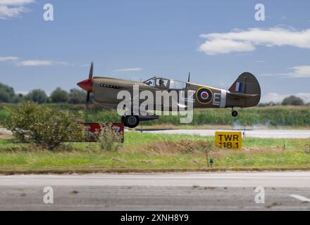 Curtis P-40 Kittyhawk atterra a Boundary Bay BC Canada Foto Stock