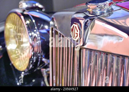 British Motor Museum Gaydon l'auto sportiva MG SA del 1936 in rosso e cromato e le sue linee Art Deco dettagli della griglia del radiatore Foto Stock