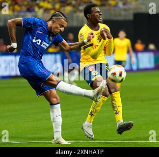 Atlanta, Georgia, Stati Uniti. 31 luglio 2024. Il difensore del Chelsea FC MALO GUSTO (27) lavora contro l'attaccante del Club America JAVAIRO DILROSUN (24) durante una partita amichevole di calcio pre-stagione il 31 luglio 2024 ad Atlanta. Il Chelsea ha vinto, 3-0. (Credit Image: © Scott Coleman/ZUMA Press Wire) SOLO PER USO EDITORIALE! Non per USO commerciale! Foto Stock