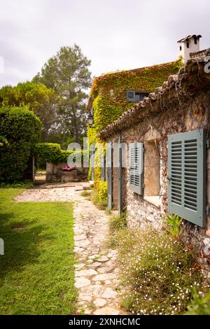 Casa rurale in mattoni di pietra nella provincia di Valbonne in Francia Foto Stock