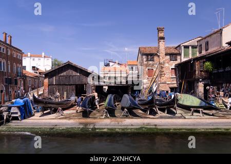 Garage per riparazioni gondola, cantiere navale Venezia, Italia Foto Stock