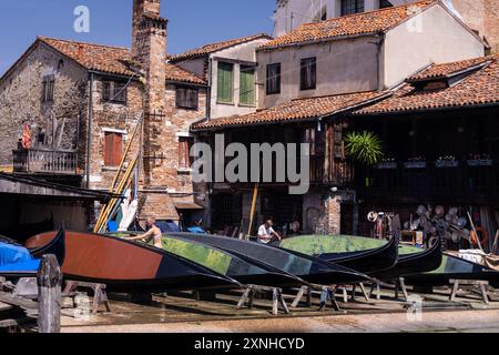 Garage per riparazioni gondola, cantiere navale Venezia, Italia Foto Stock