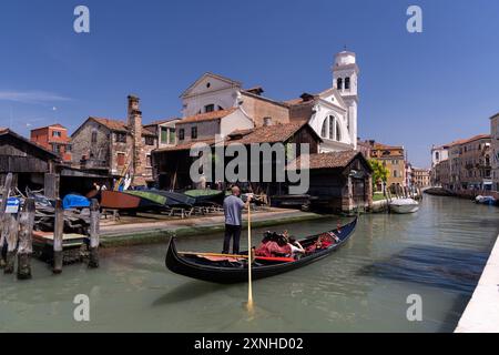 Garage per riparazioni gondola, cantiere navale Venezia, Italia Foto Stock