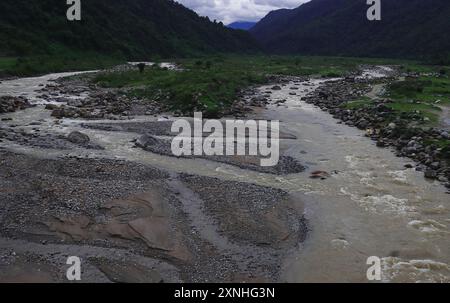 balason del fiume di montagna, che scorre attraverso la lussureggiante valle verde della regione di terai, sulle colline pedemontane dell'himalaya, vicino a dudhia, distretto di darjeeling in india Foto Stock