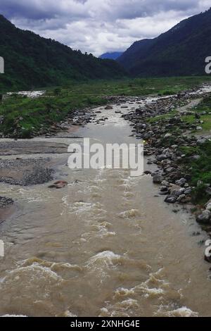 balason del fiume di montagna, che scorre attraverso la lussureggiante valle verde della regione di terai, sulle colline pedemontane dell'himalaya, vicino a dudhia, distretto di darjeeling in india Foto Stock