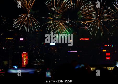 Spettacolo di fuochi d'artificio del Capodanno Cinese 2023 nel Victoria Harbour , preso dal Molo dei traghetti di Hung Hom e affacciato sui grattacieli nel centro di Hong Kong, con Foto Stock